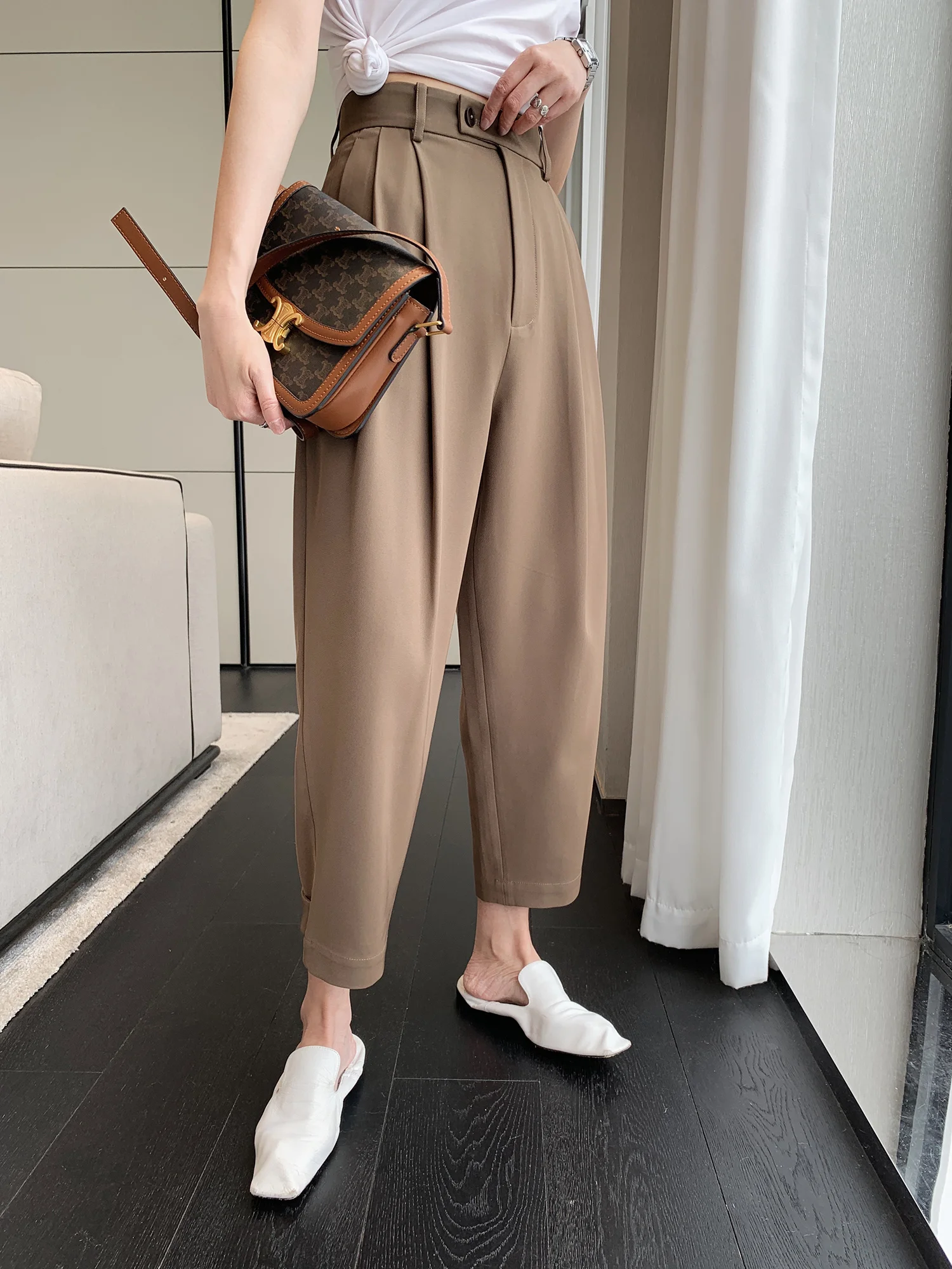大人可愛い服 40代コーデ | 高腰ハレンパンツで失敗しないスタイルの秘密