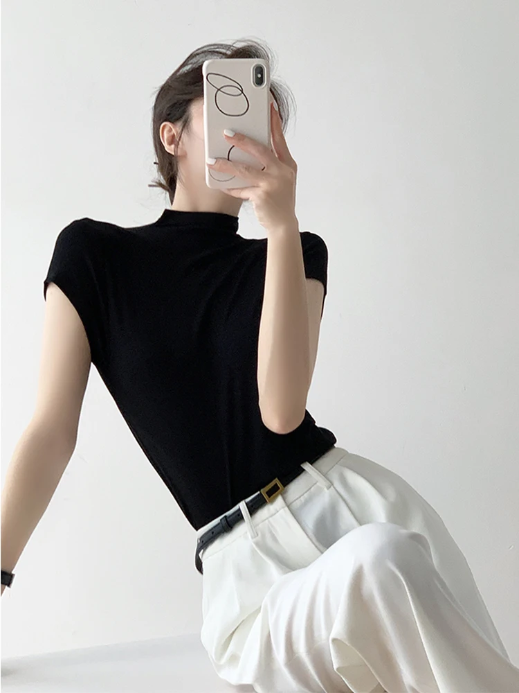 きれいめコーデの基本アイテムとしてのブラックハイネックTシャツ