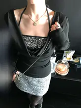 魅力的な肩紐デザインの長袖Tシャツとシークインスカートのパーティーコーデ（セットアップ対応）