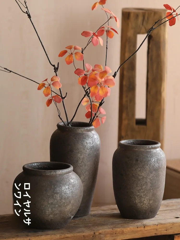 インテリア買い物リストの作成における陶製花瓶の役割と特性