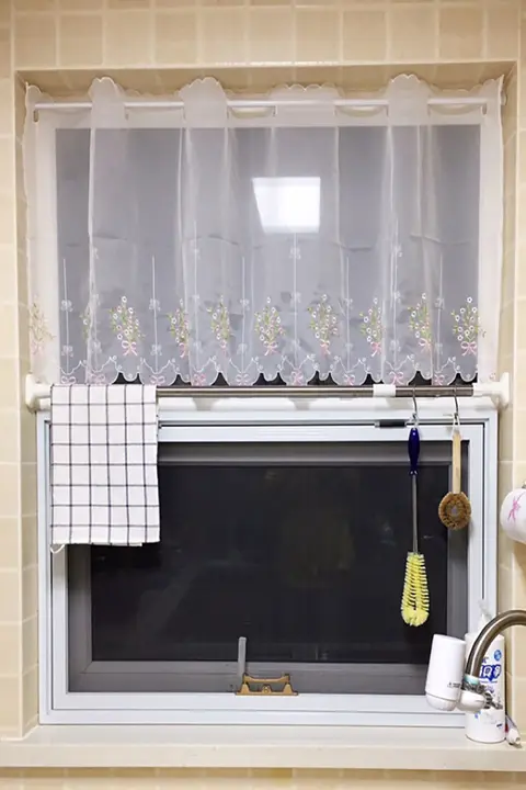 穴あけ不要のリボン刺繍ミニウィンドウカーテン【半透明・おしゃれな装飾用】