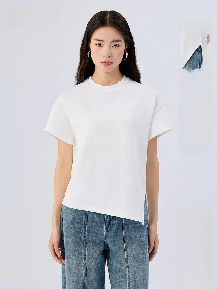 刺繍入りラウンドネックTシャツ：女性向けのシンプルで個性的な日常着