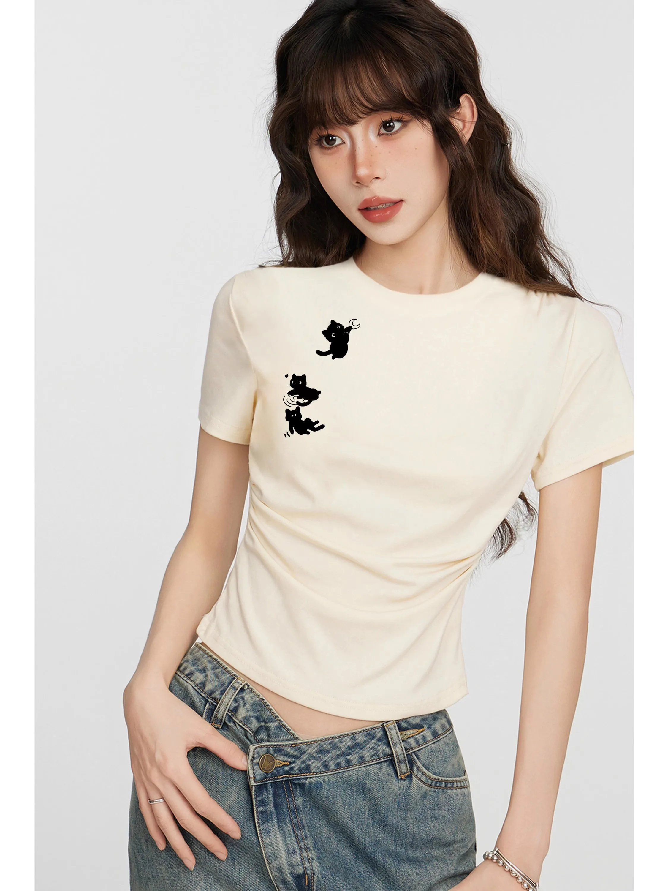 大人可愛い服 50代コーデ 完全ガイド｜ネコ柄Tシャツで実現するシック甘辛のバランス