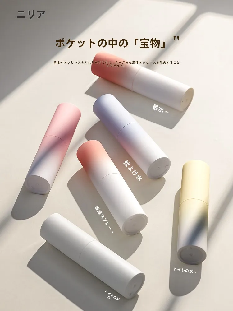 青い香水ボトルを選ぶべき理由は？実は「青」が伝える、メンズの内面の色に気づくこと