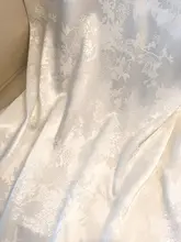 極上の柔らかさのサテン素材Vネックタンクトップ【女性用・スリム効果・高級感】
