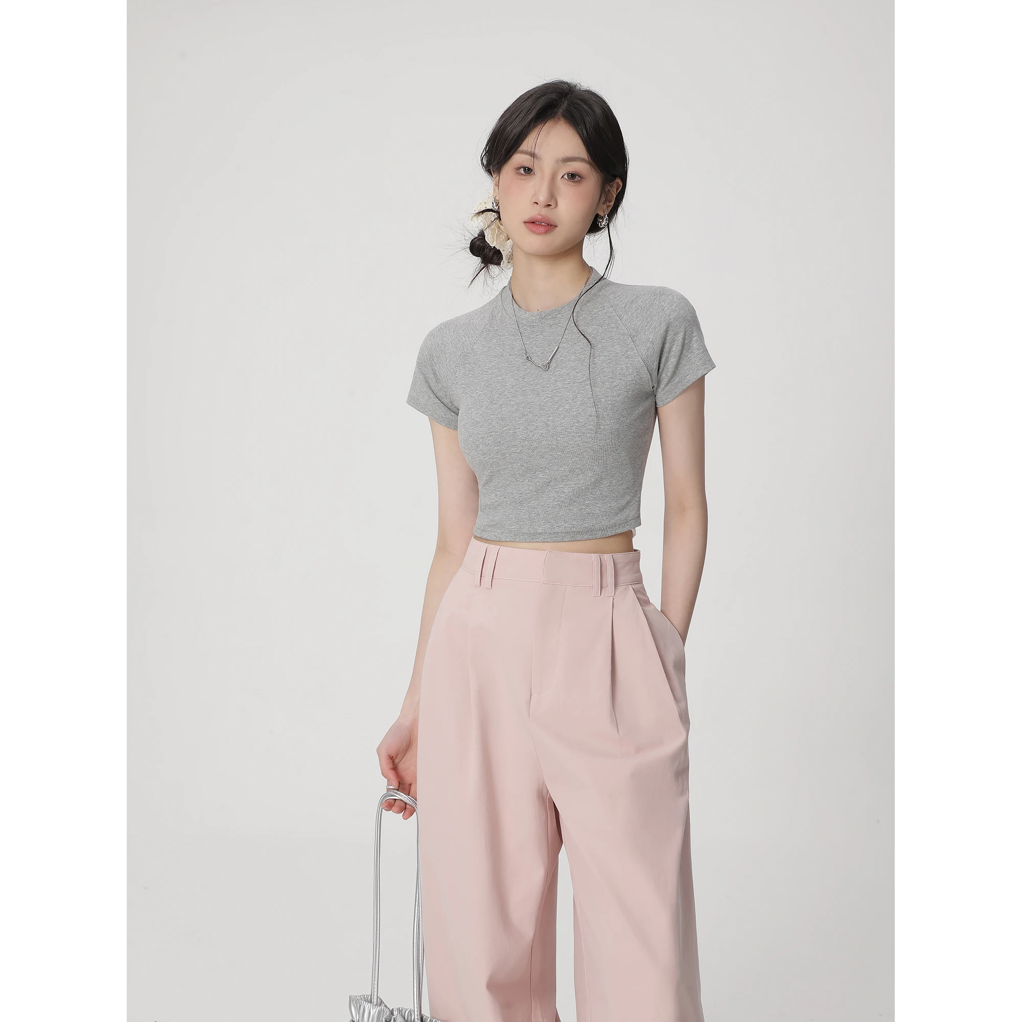 大人可愛い服 40代コーデの完全ガイド｜シンプルなTシャツで実現する自然な可愛さ