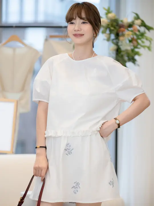 白色ラウンドネックトップス【コットン100%・短袖・花柄レースデザイン】