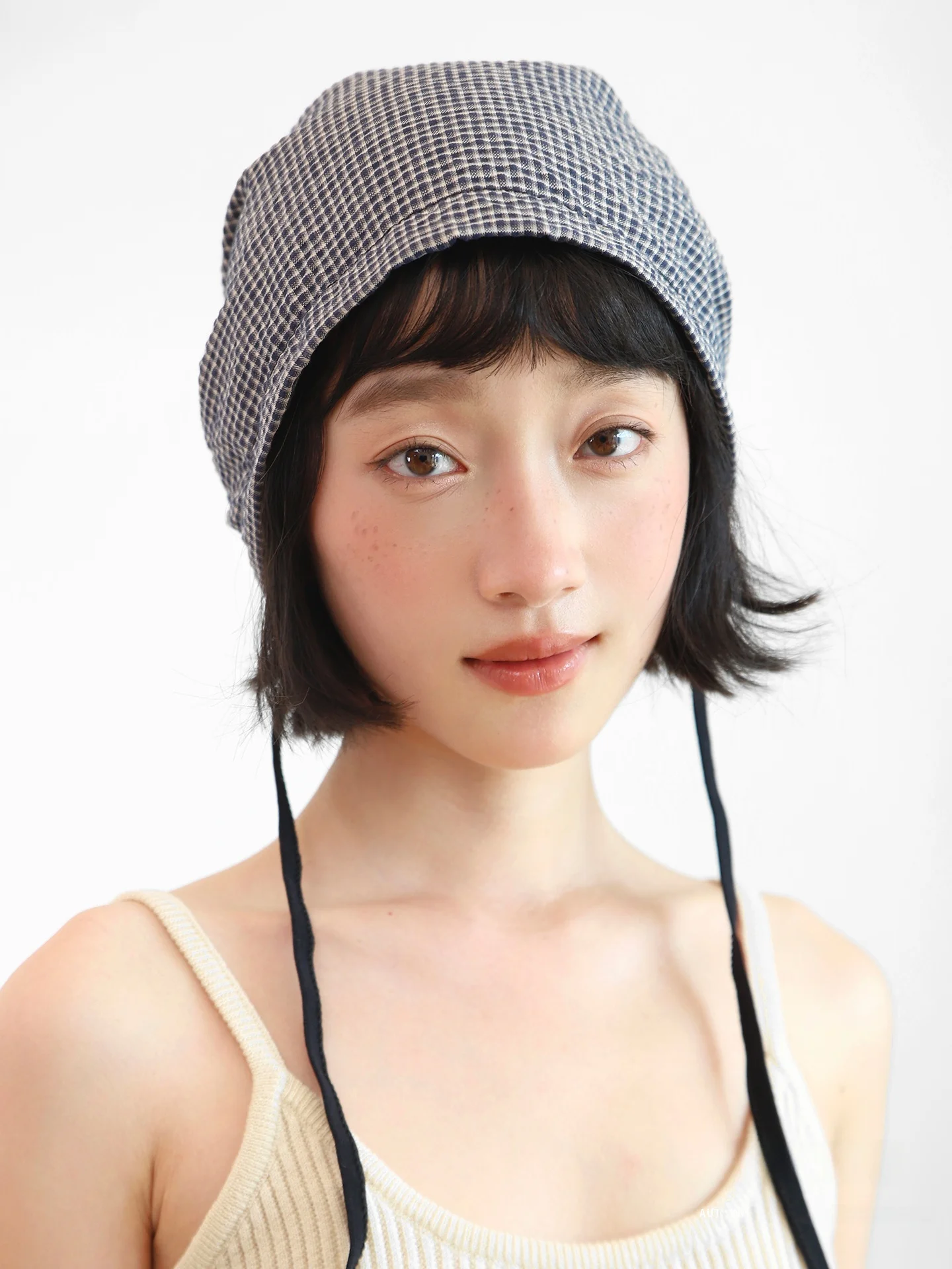 チェック柄の女性用メッシュキャップ：春夏に最適な通勤スタイルを実現