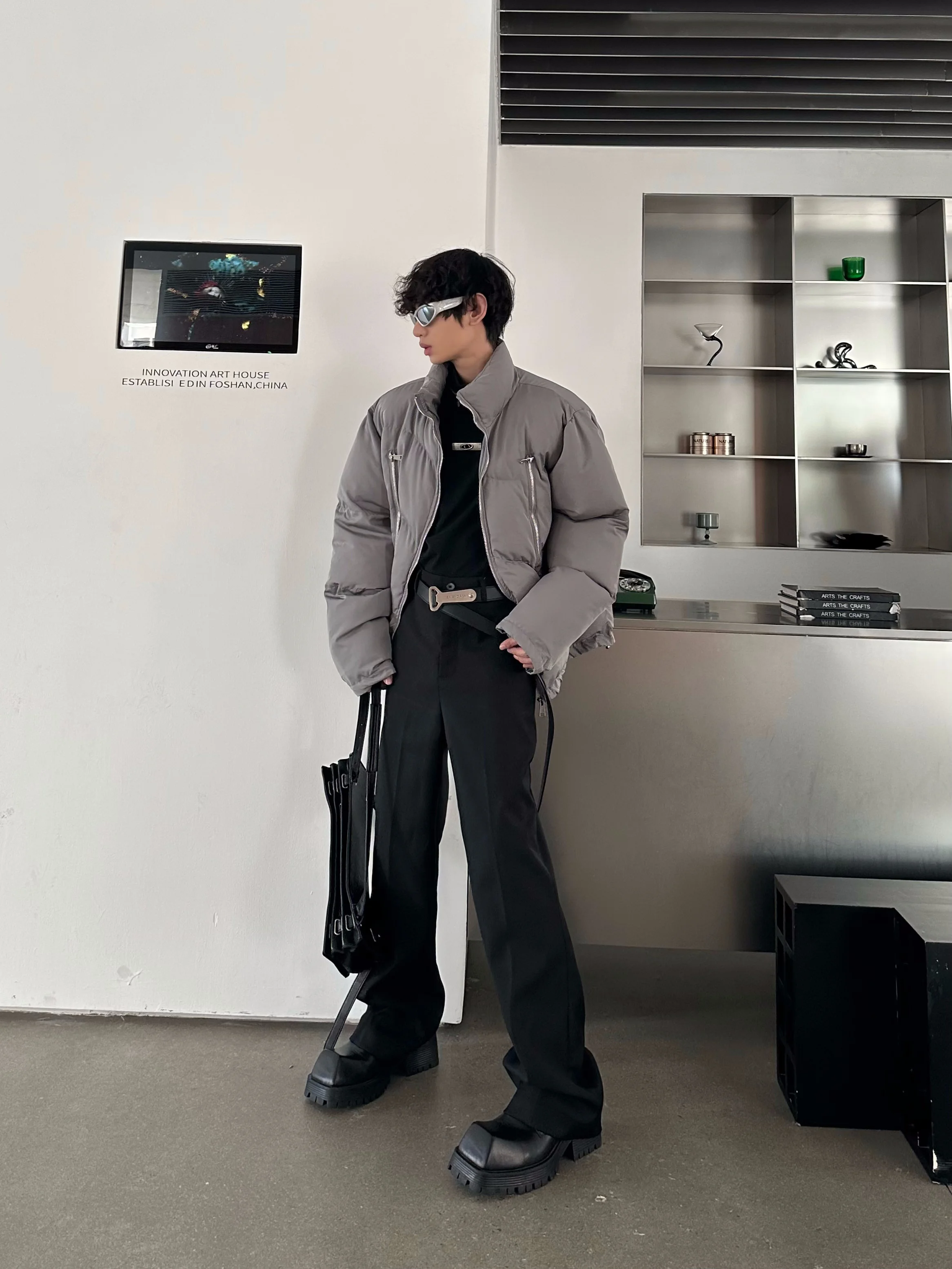 スリット入りパンツはどんな場面で着る？高街デザインの微喇叭長パンツが教えてくれたリアルな使い方