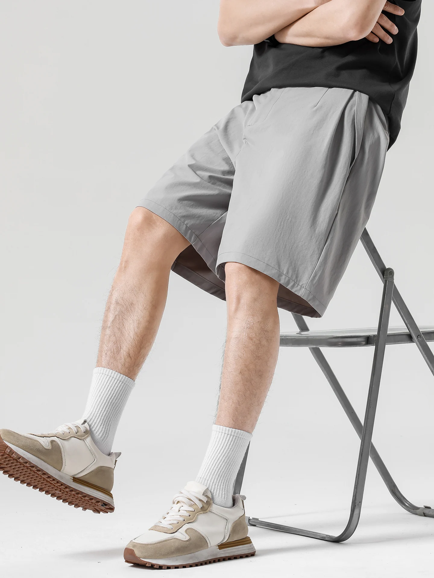 グレーコーデ メンズ 夏にぴったりなショートパンツは？