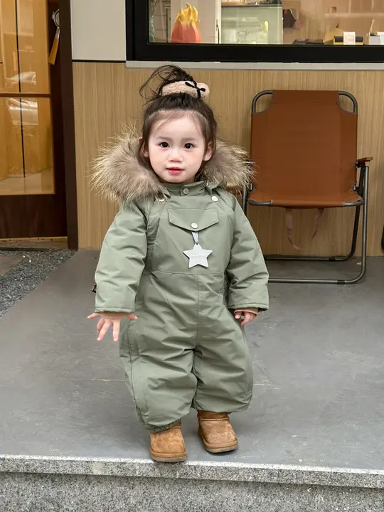 子供用 防水防風の暖かいスキーウェア【北欧風・可愛いデザイン・連体型】
（セットアップ対応）