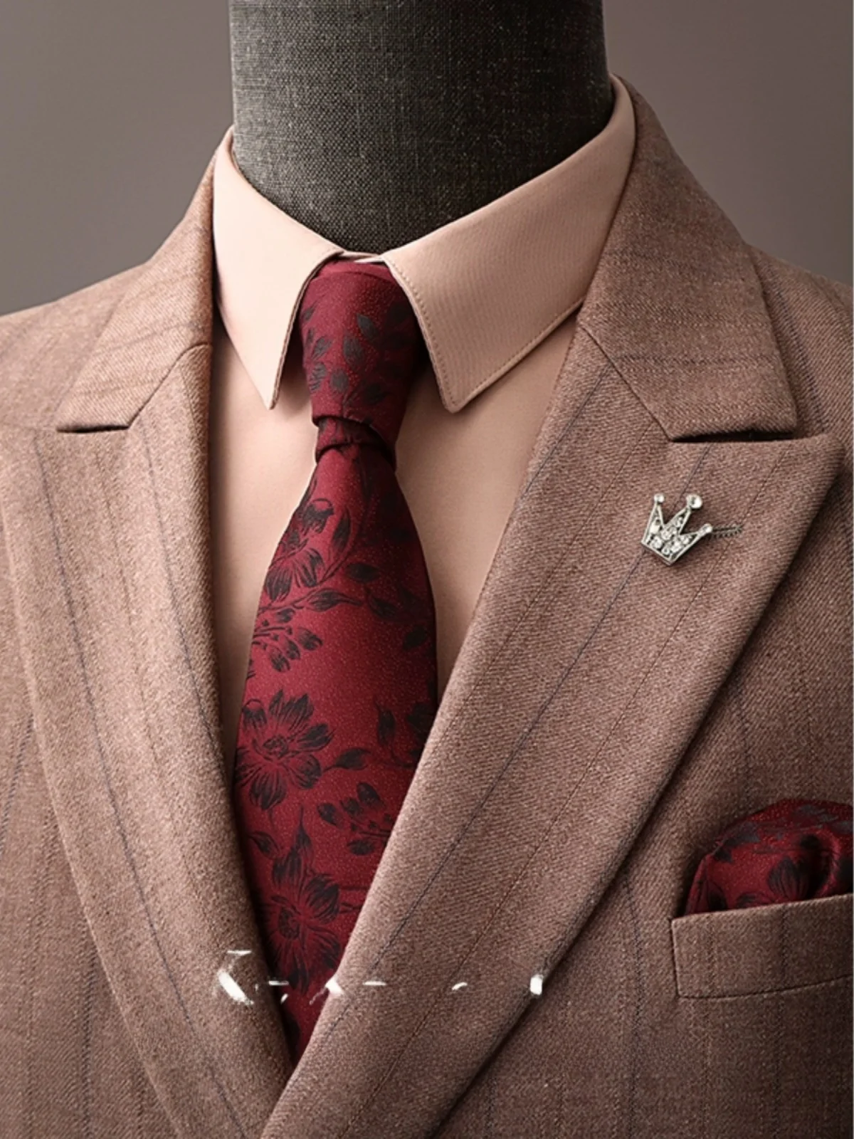 ascot tie とは何か？そして、なぜ今、私たちの日常に「ドットネクタイ」が欠かせないのか？