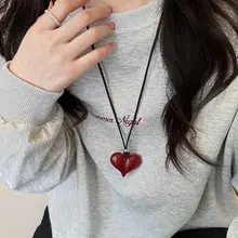 愛らしいリボンデザインのハートネックレス【長めの黒紐・お洒落なニットアクセサリー】