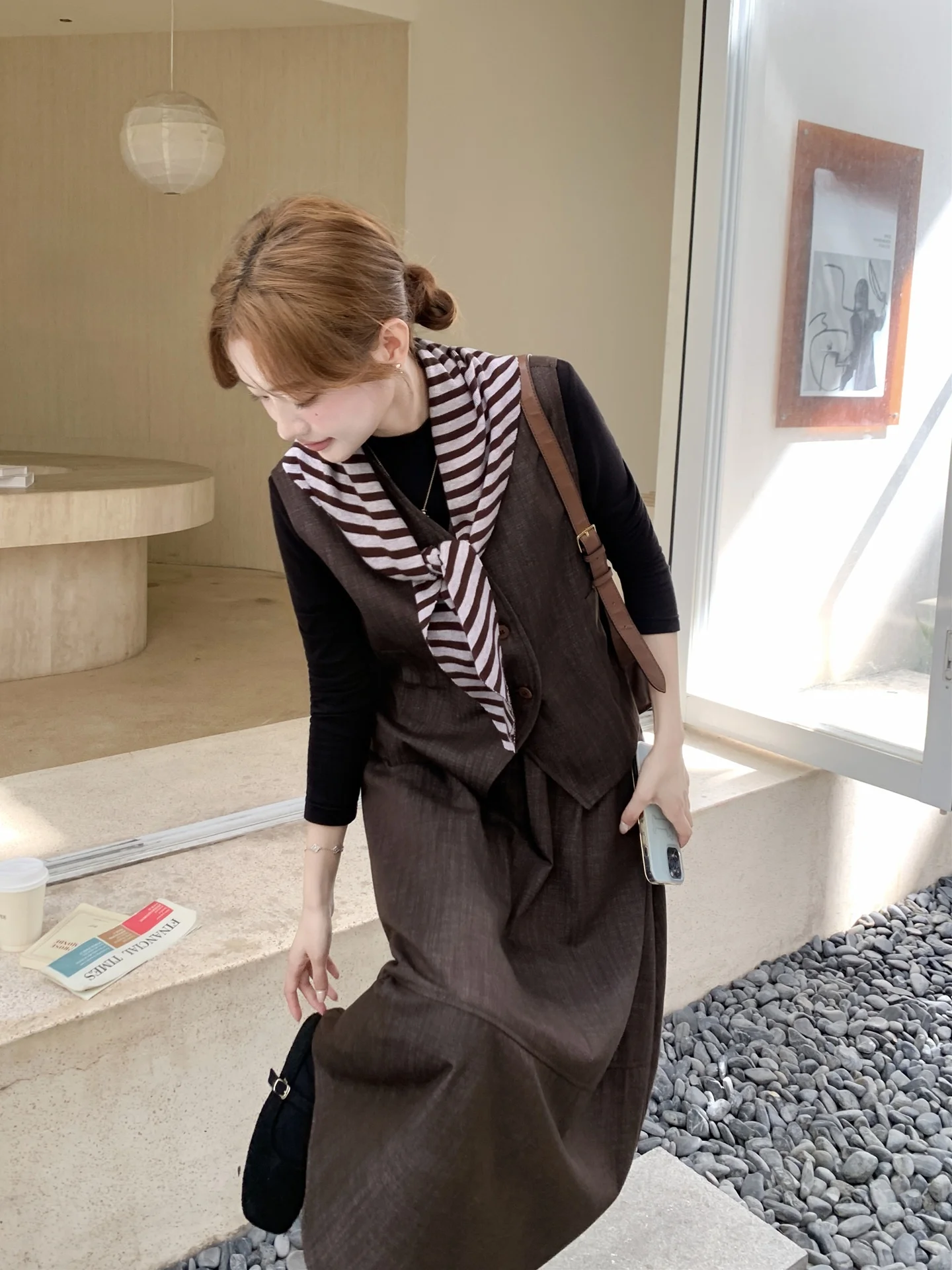 70代のファッションで「かっこいい」を実現するには？ヴィンテージ風ショール付きスーツベストがおすすめ