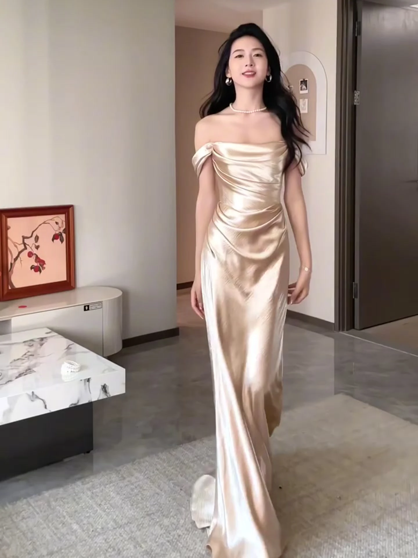 結婚式 ゲスト ワンピース どう選ぶ？香槟色の新婦敬酒服が意外に人気な理由とは