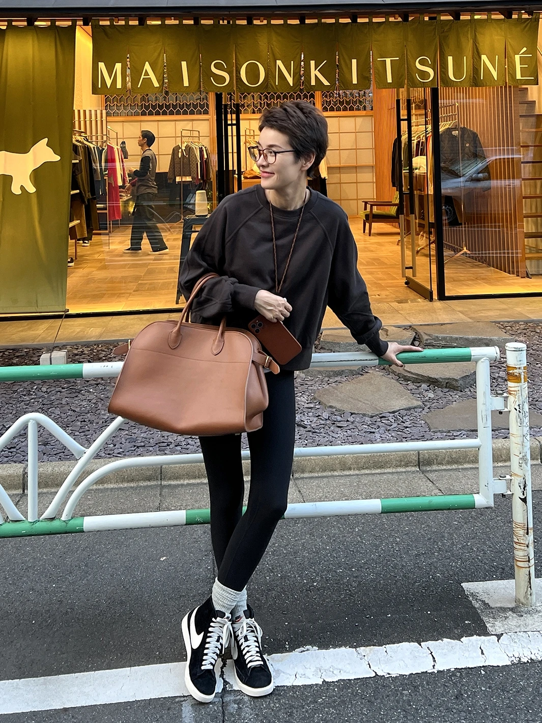 大人可愛い服 40代コーデの秘密：レトロデザインネックスウェットの着こなし術