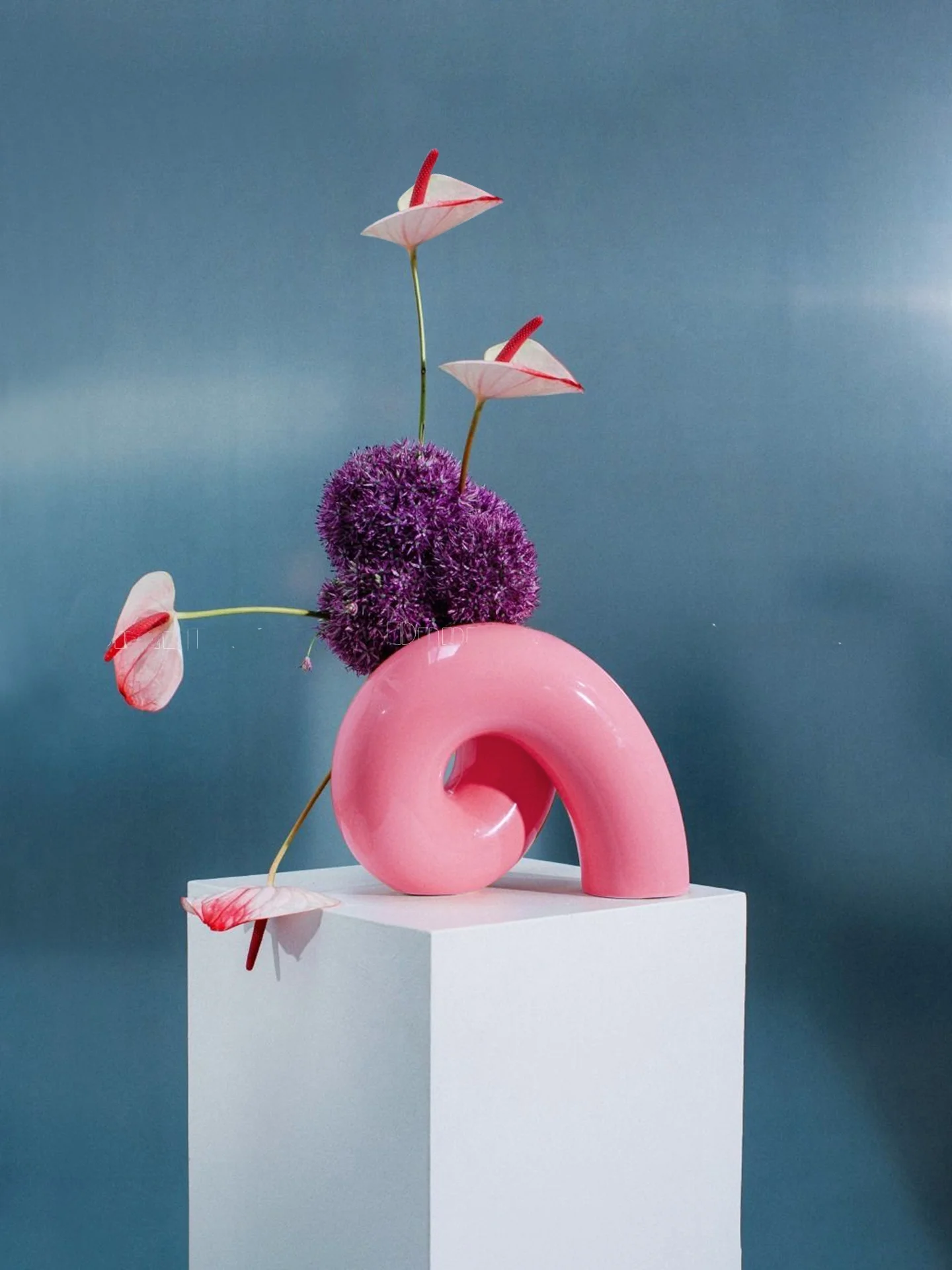 柔らかな色合いの花瓶：ユニークインテリアの定義と実際の使い方