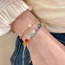 夏の陽気を感じるカラフルなビーズと花のブレスレット【女性向け・繊細なデザイン・重ね付け対応】