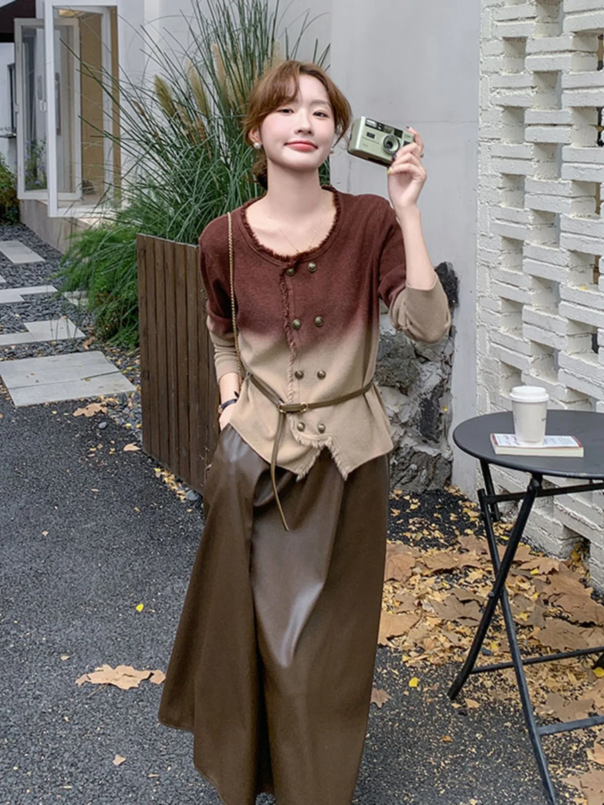 10月頭のファッションで迷わない！気品のあるグラデーショントップスとPUレザーハーフスカートの選び方とは？