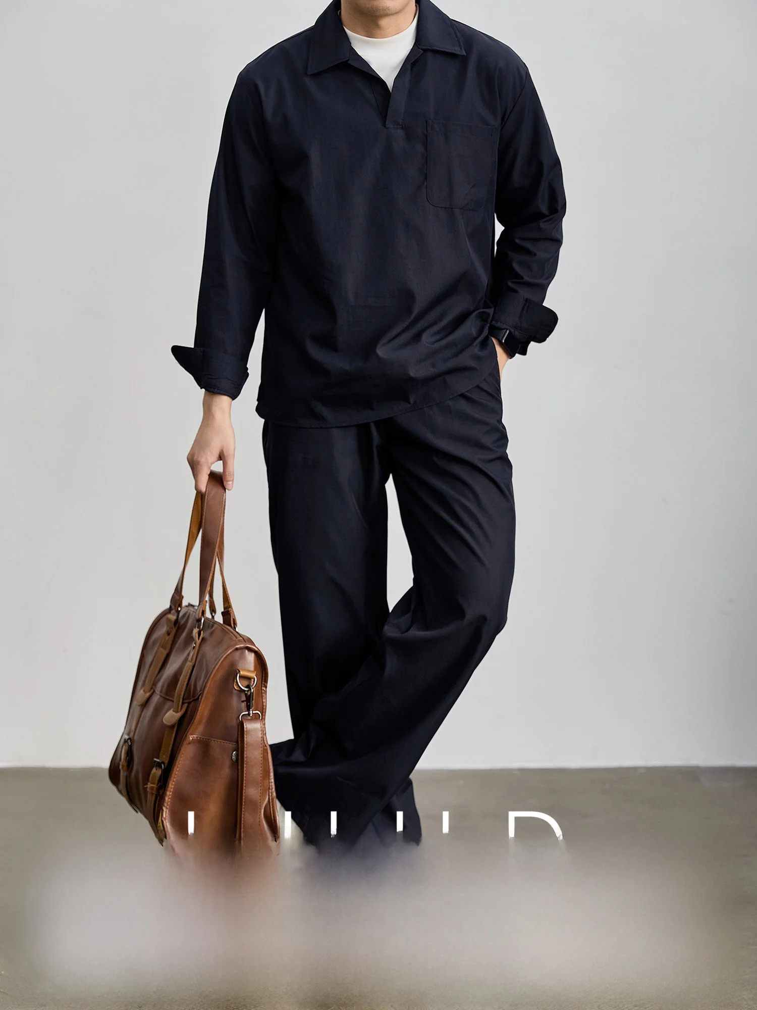 ゆったりとしたフィット感のV字襟長袖シャツ：work trip outfitsに最適なビジネスカジュアルスタイル