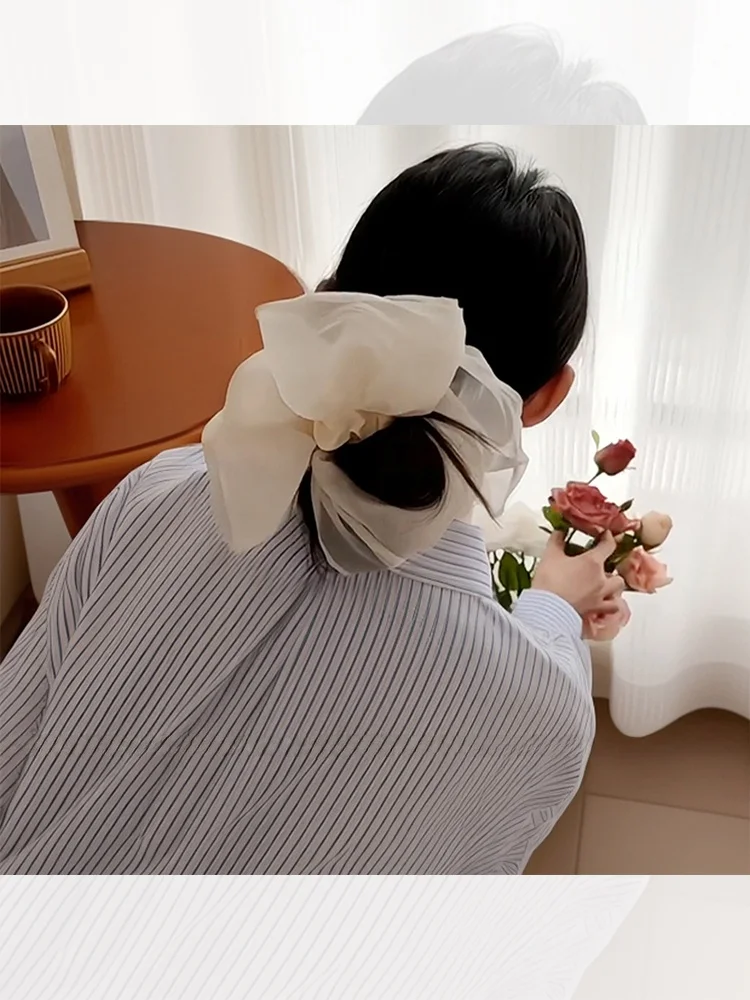 華やかなチュール素材のヘアゴムで簡単なポニーテールを実現