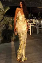 セクシーな背中見せデザインのゴールドプリントキャミソールマキシドレス【春夏用・ロング丈】