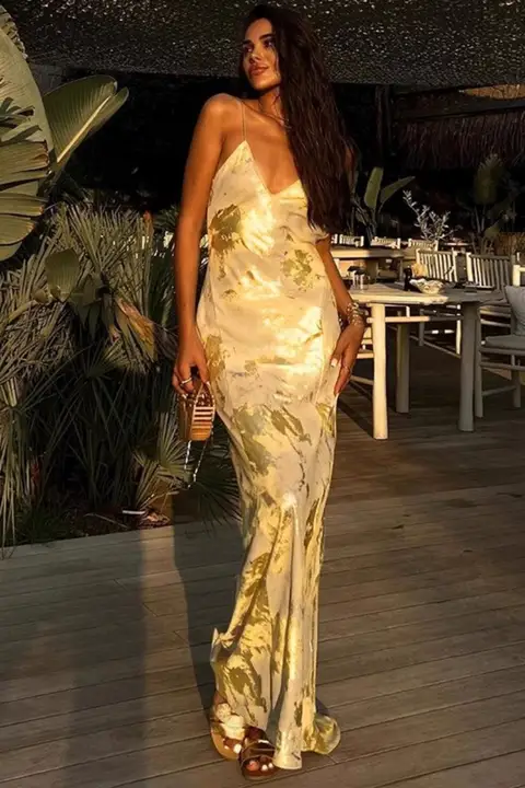 セクシーな背中見せデザインのゴールドプリントキャミソールマキシドレス【春夏用・ロング丈】