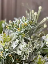 フランス風の白い偽花と緑植物のアレンジメント【高級住宅向け・インテリア装飾用】（セットアップ対応）