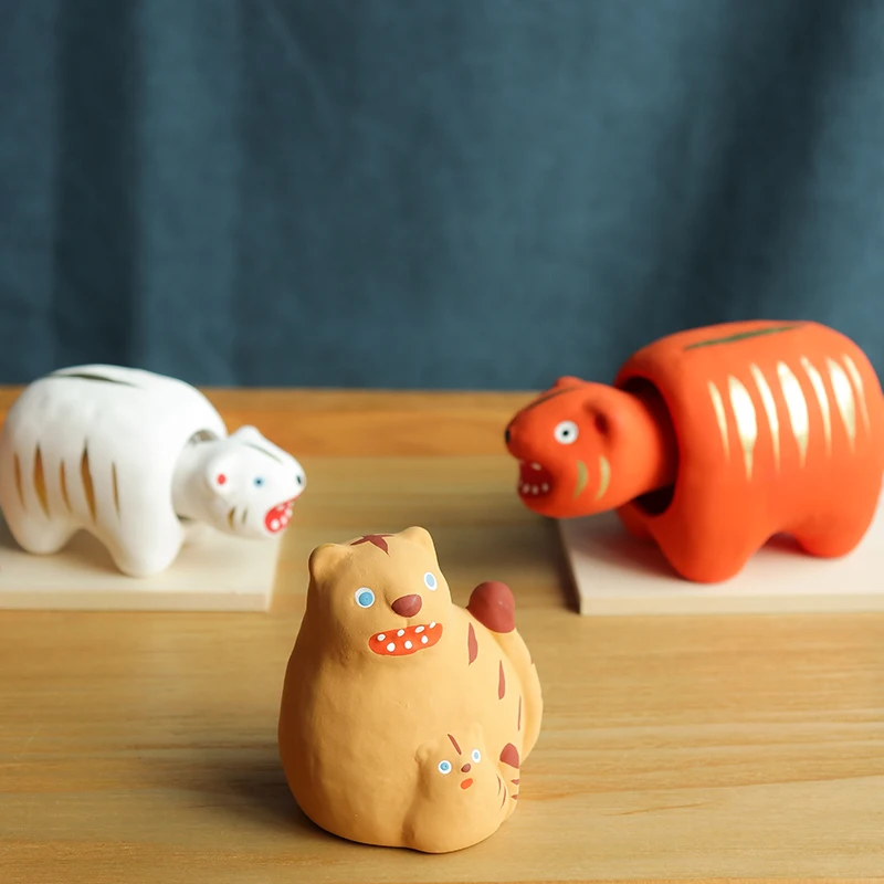 日本のフィギュアとは何か：陶土製トラの置物が伝える招福の文化と実用性