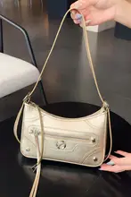 実用的な通勤用バッグ【ゴールドの小型ショルダーバッグ・斜め掛け対応】