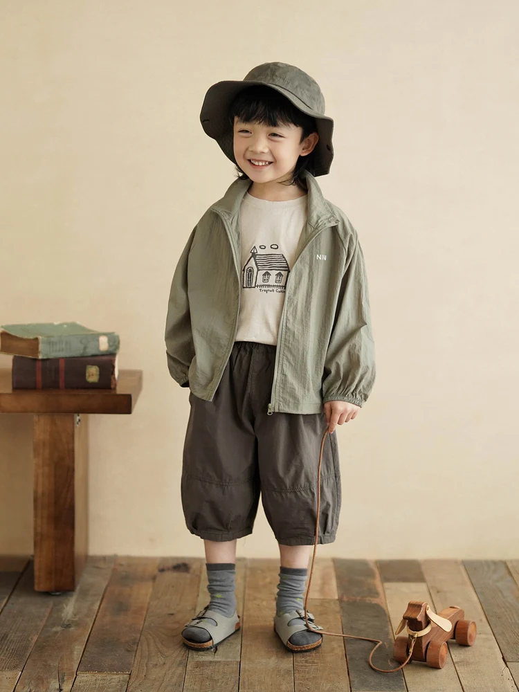 アウトドアで日差しが強い夏にどう対応する？子供向けの軽量透湿防UVパーカーが解決する