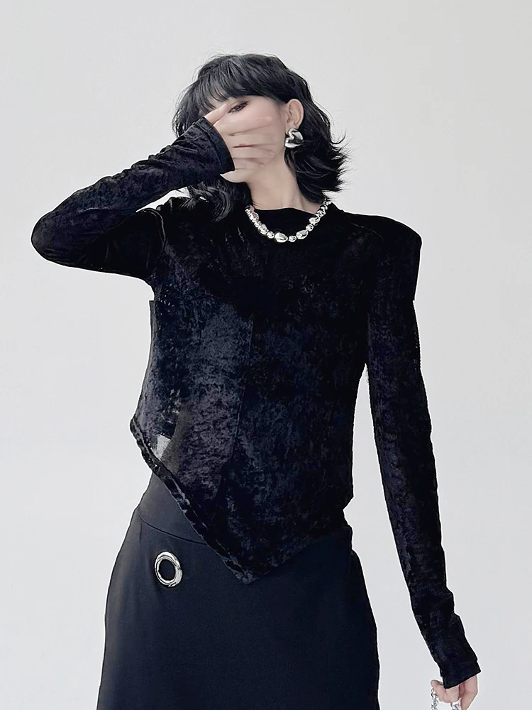 デザイン性の高いパッド入りTシャツ【スリムフィット・春秋用・スタイリッシュ】：女性向けの春・秋に最適な着用シーンと素材特性