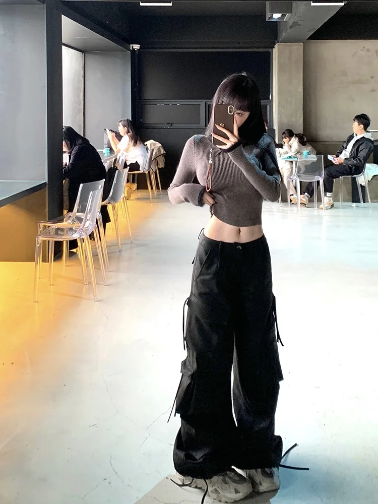 ブラック ワイドレッグ PUレザー パンツ：機能性と耐久性を兼ね備えたカジュアルスタイルの実態