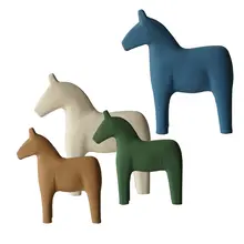 ナチュラルなデザインの木製馬の置物【北欧スタイル・モダンな玄関装飾】