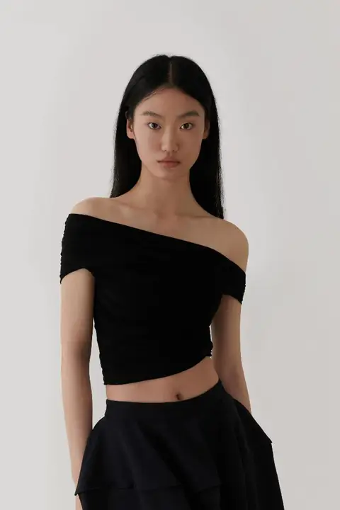 肩出しデザインのブラック短袖Tシャツ【女性用・スリムフィット・夏用】