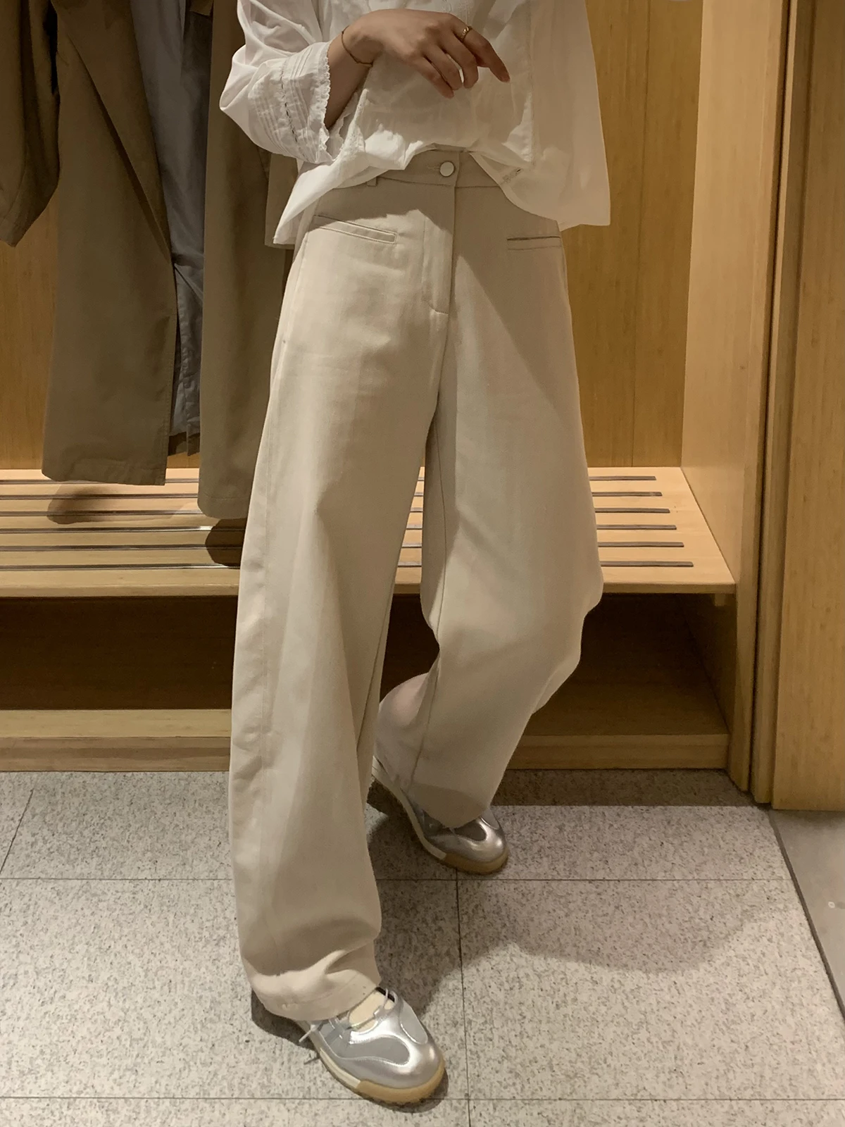 40代の女性が選ぶ、デニムカーブタックパンツと違う「高腰デニムパンツ」は本当に必要？