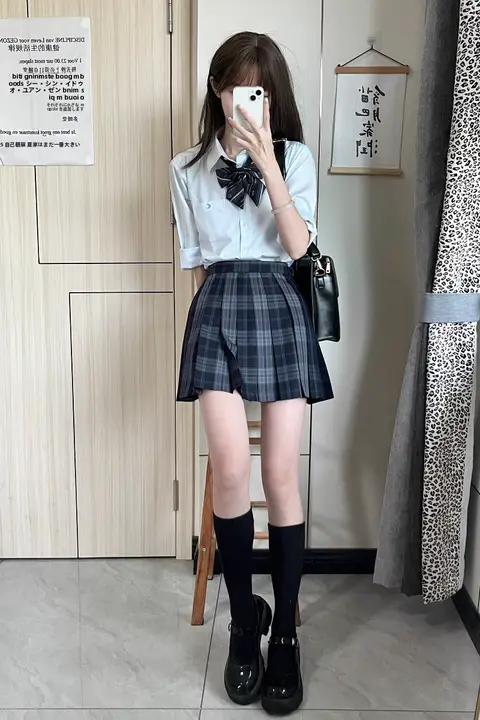 水色の半袖JK制服シャツとチェック柄スカート【春夏向け・オリジナルデザイン】（セットアップ対応）