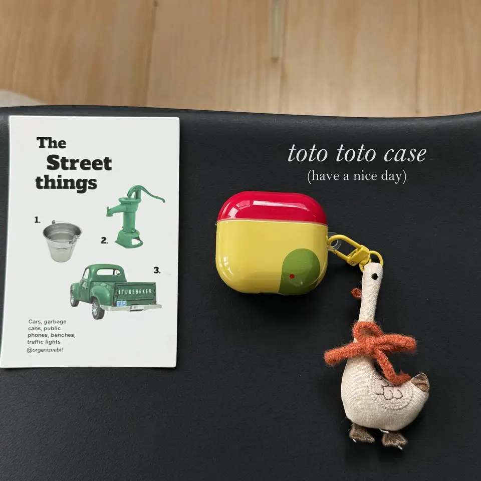 カラフルな家のイラスト入りフェルトダックのアクセサリー【AirPods対応・保護ケース・カートゥーンデザイン】（セットアップ対応）
