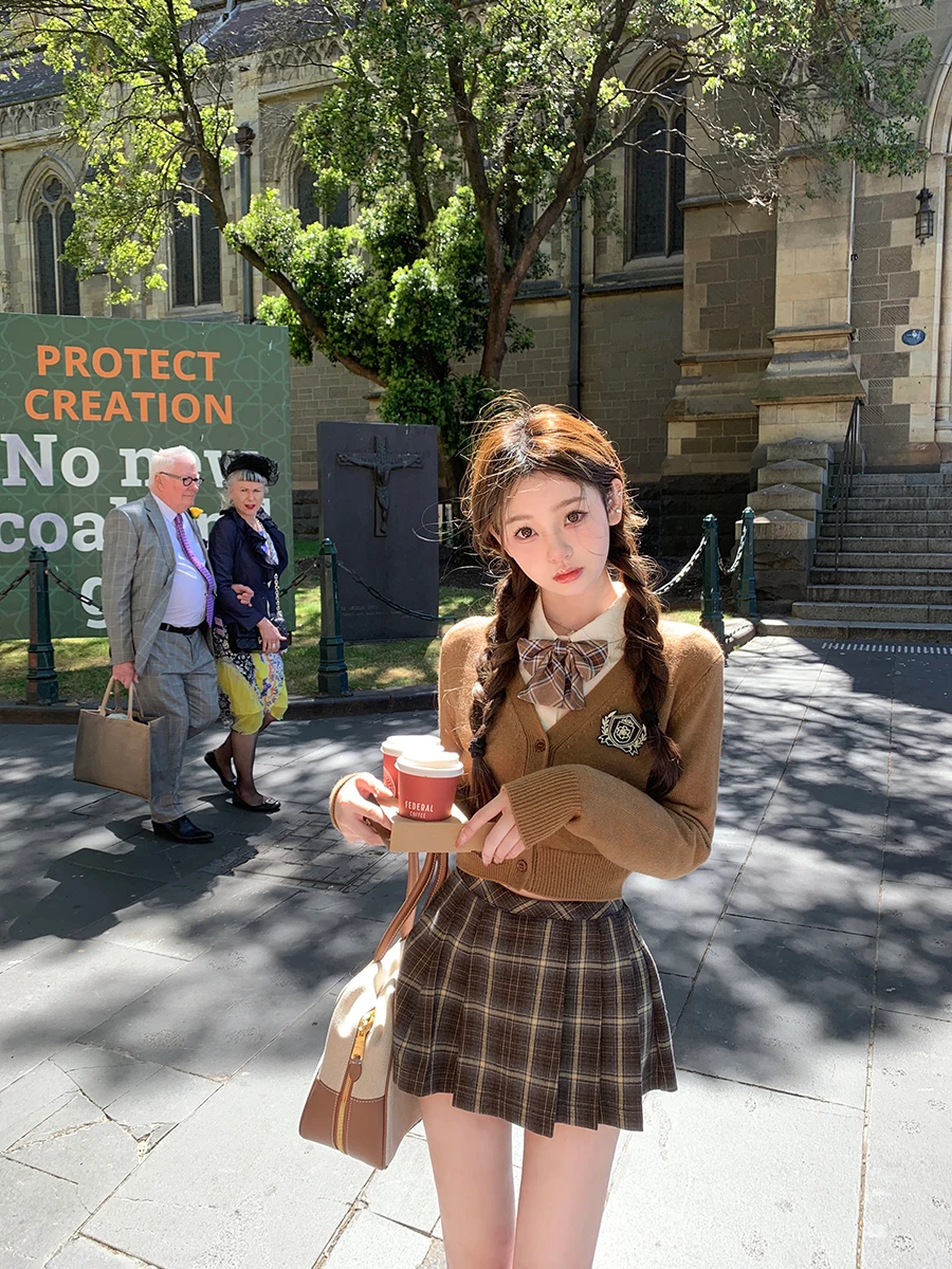 高校の制服を売るなら、この「英倫学院風のチェックセットアップ」が今、最も人気なの？