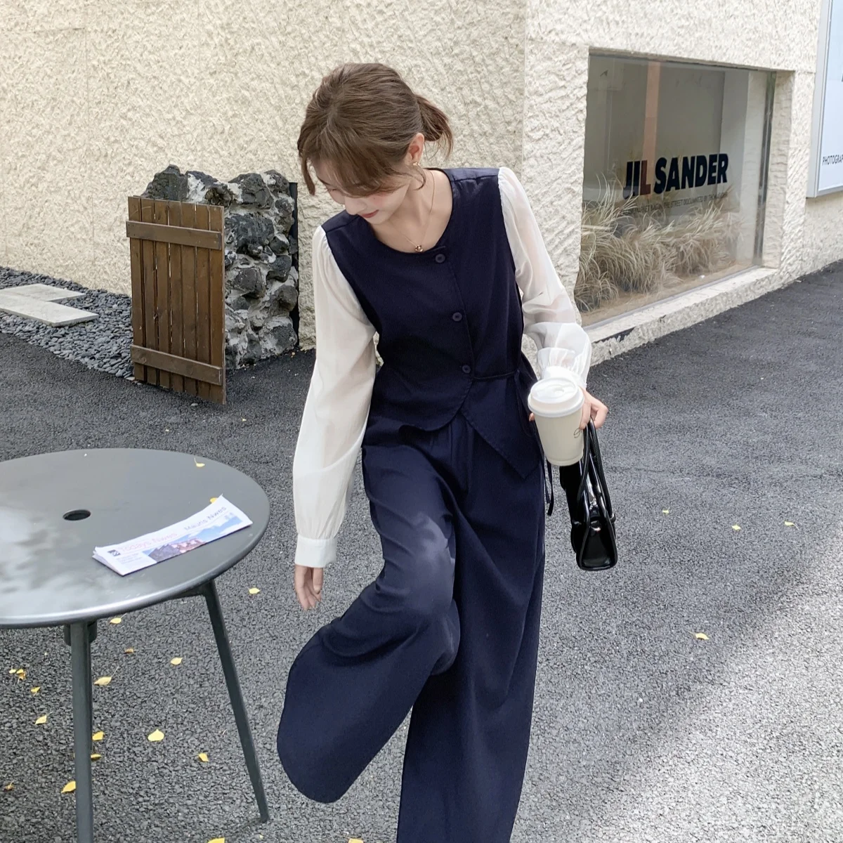 深い紺色のルーズパンツで春の気分をどう整える？