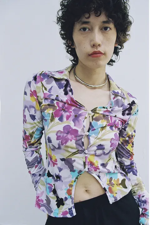 デザインカラフルフラワーロングスリーブシャツ【フィット感・立体袖口】