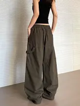 おしゃれなベージュのワイドレッグカーゴパンツ【しわ加工・フィット・女性用】