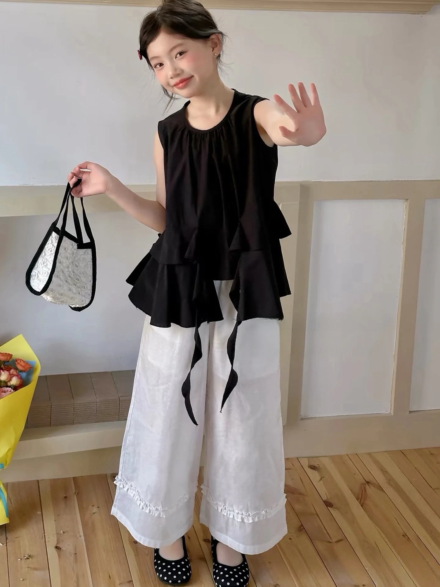 黒のズボンに合う夏のトップスは、これで決める？