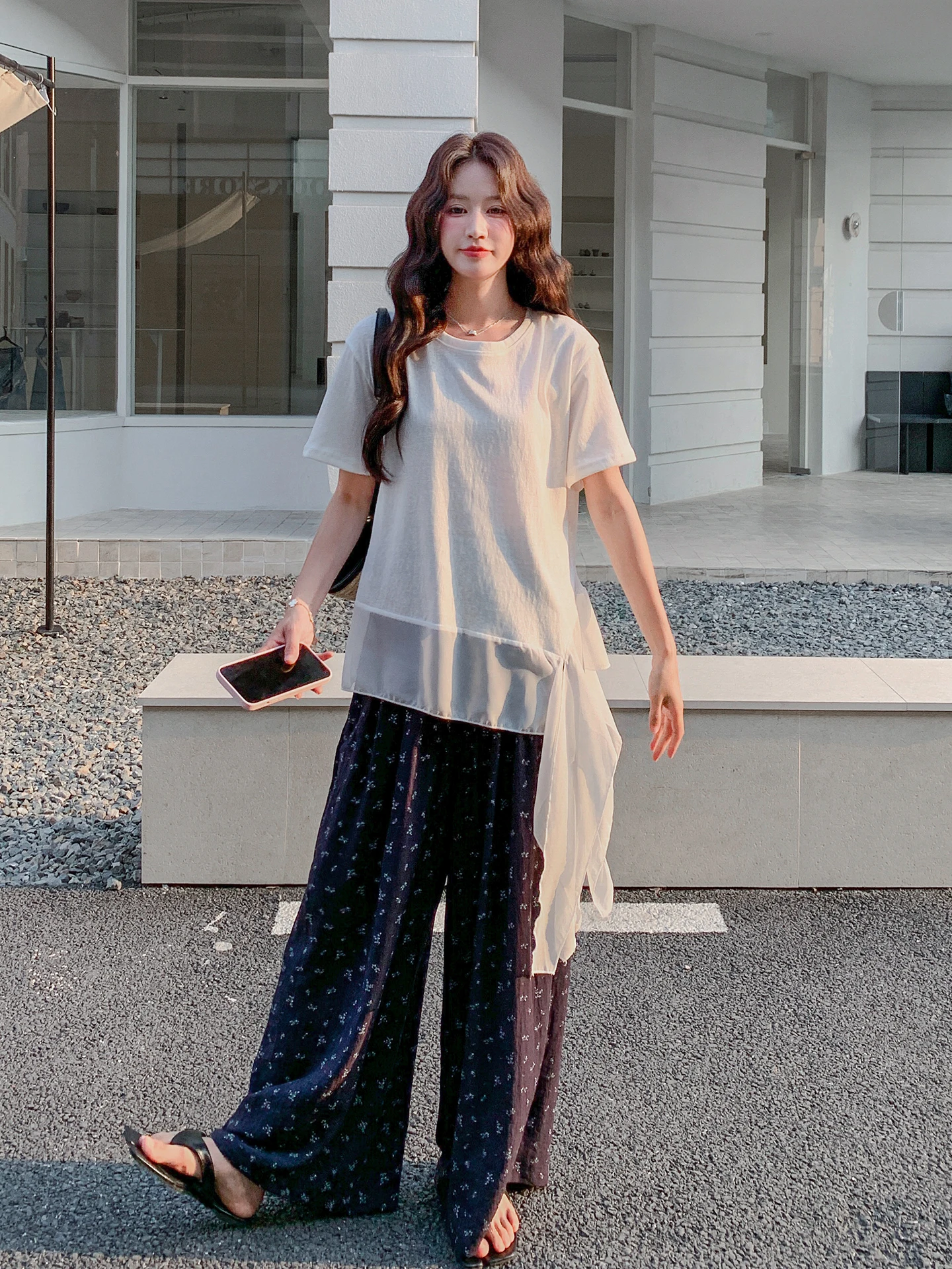 20代後半の日常に合う、今流行りの服はこれ？不規則なネットチュールトップスとワイドパンツのセットアップが解決する
