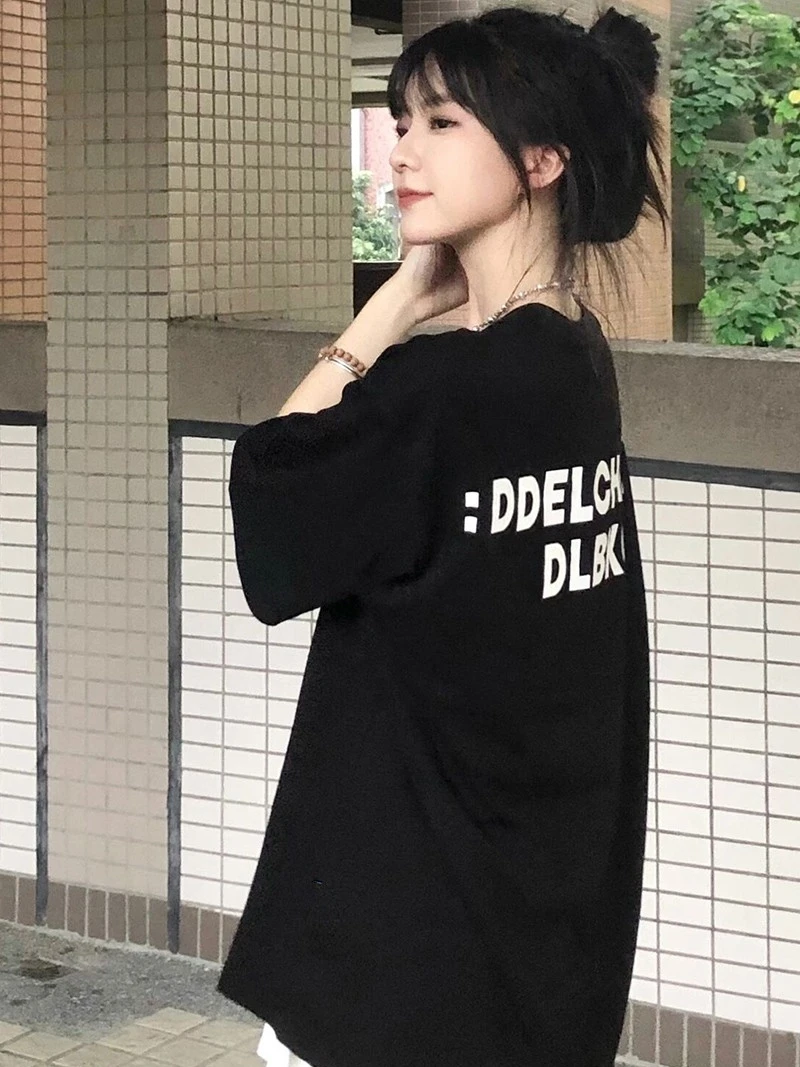 オーバーサイズTシャツを黒で選ぶべき理由は？リアルな着こなしと選び方を解説
