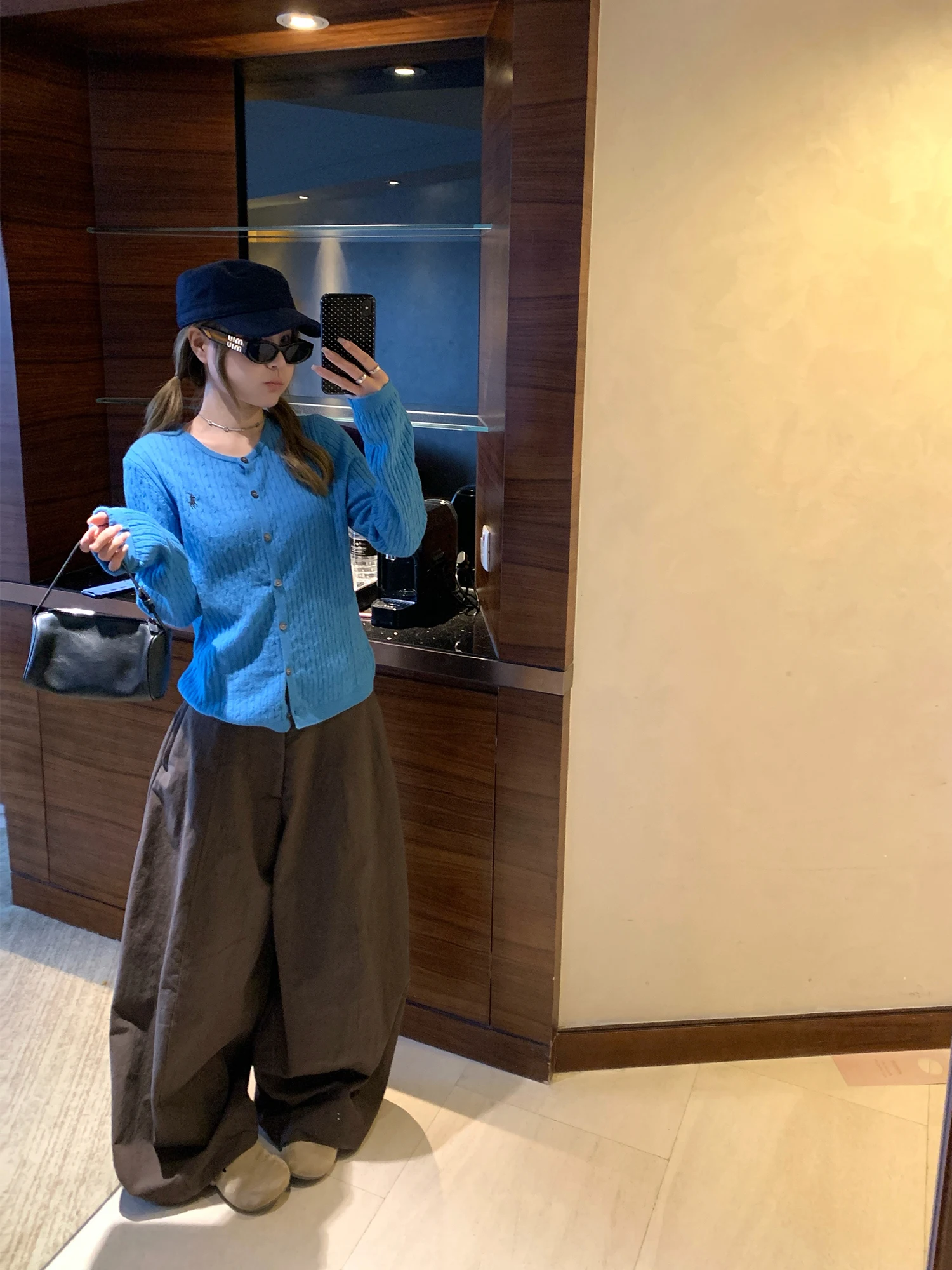 感あふれるヴィンテージ風ワイドレッグパンツ：女性向けルーズフィットカジュアルスタイルの実用性と着こなしのポイント