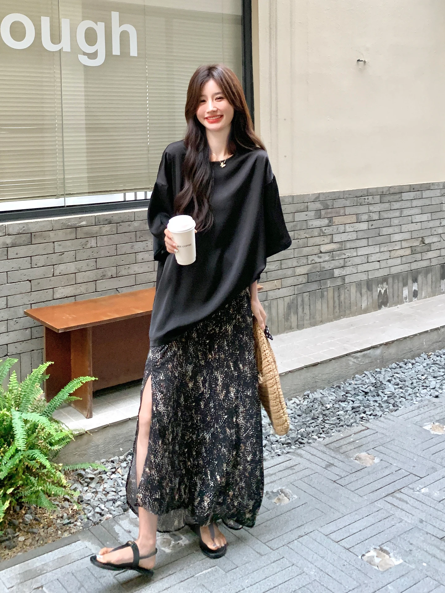 1ヶ月着回しコーディネートで失敗しない方法は？黒のオフショルダーブラウスとフラワースカートの使い方を徹底解説