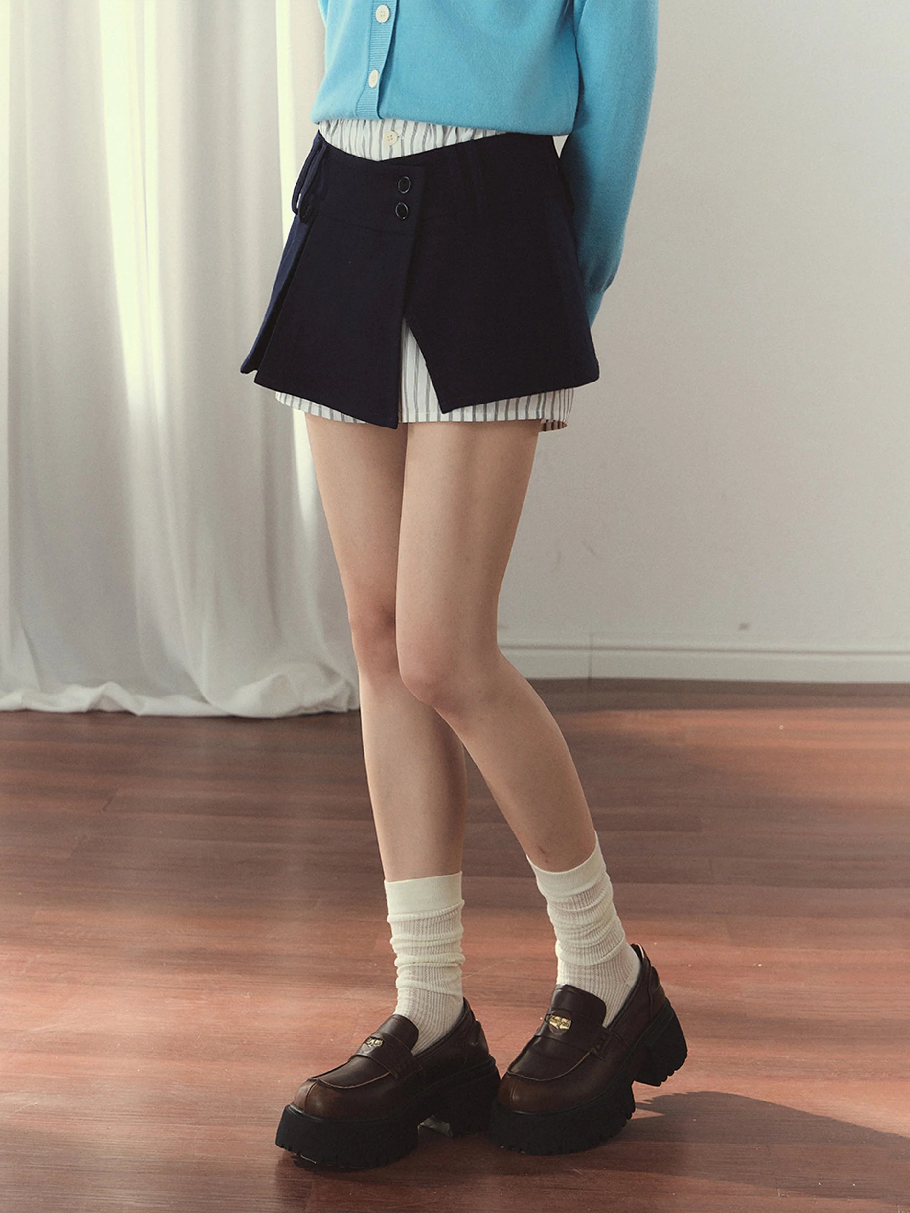 ストライプデザインのスカートパンツ：微開衩Aラインが日常に届く少女風スタイル