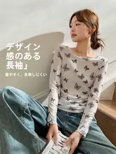 蝶柄プリントのフィット長袖トップス【ラウンドネック・秋用・ファッショナブル】