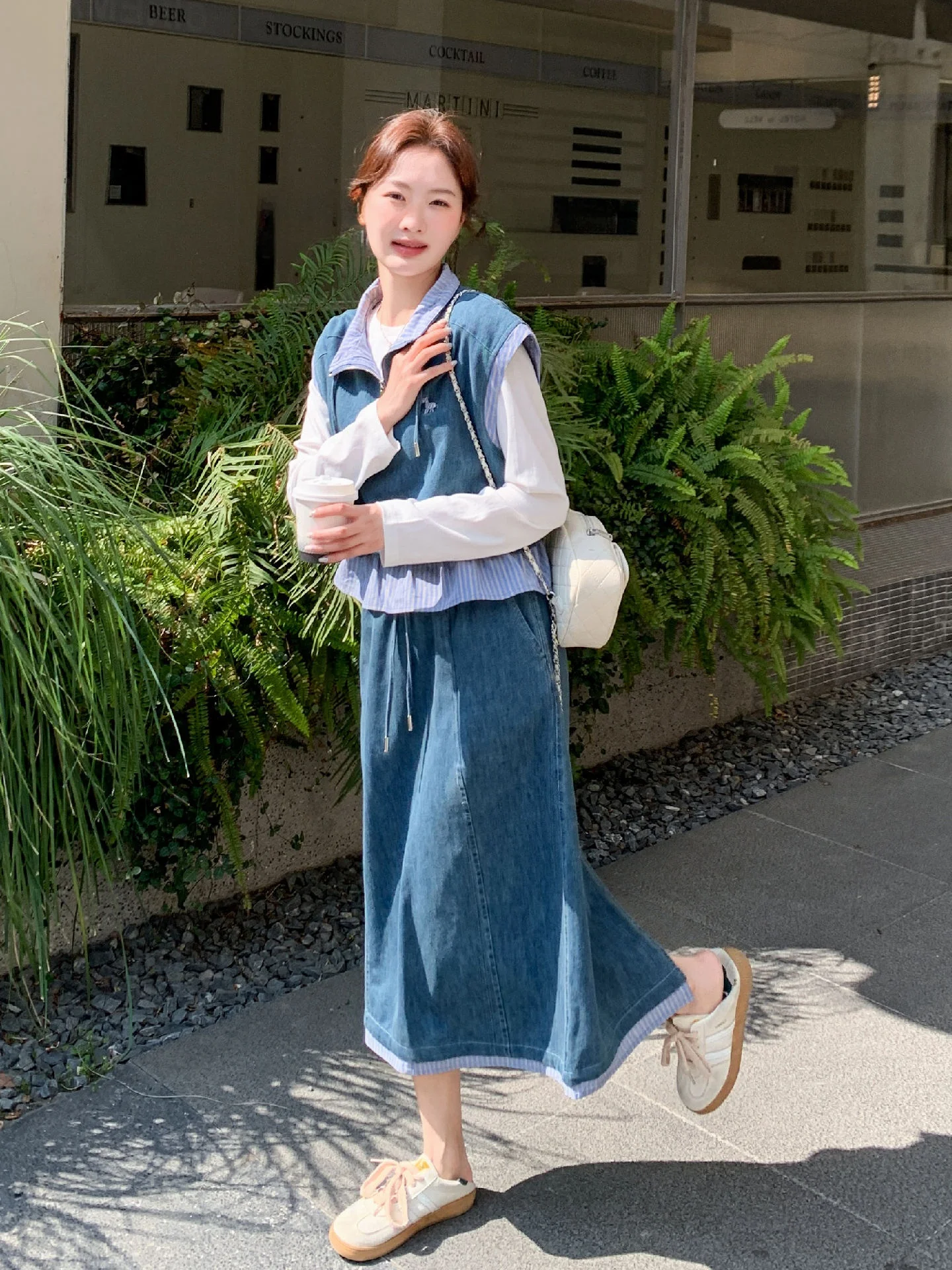 流行のデニムベストとスカートのコーディネート：きれいめ・春・30代女性向けの実用スタイル